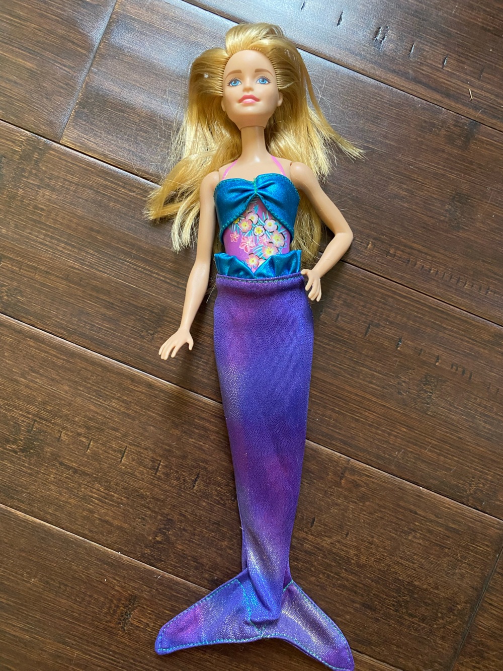 2 Swim Barbies with 2 mermaid outfits - Picture 14 of 14